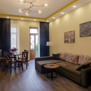 Home@97 On Aghmashenebeli Avenue Tbilisi